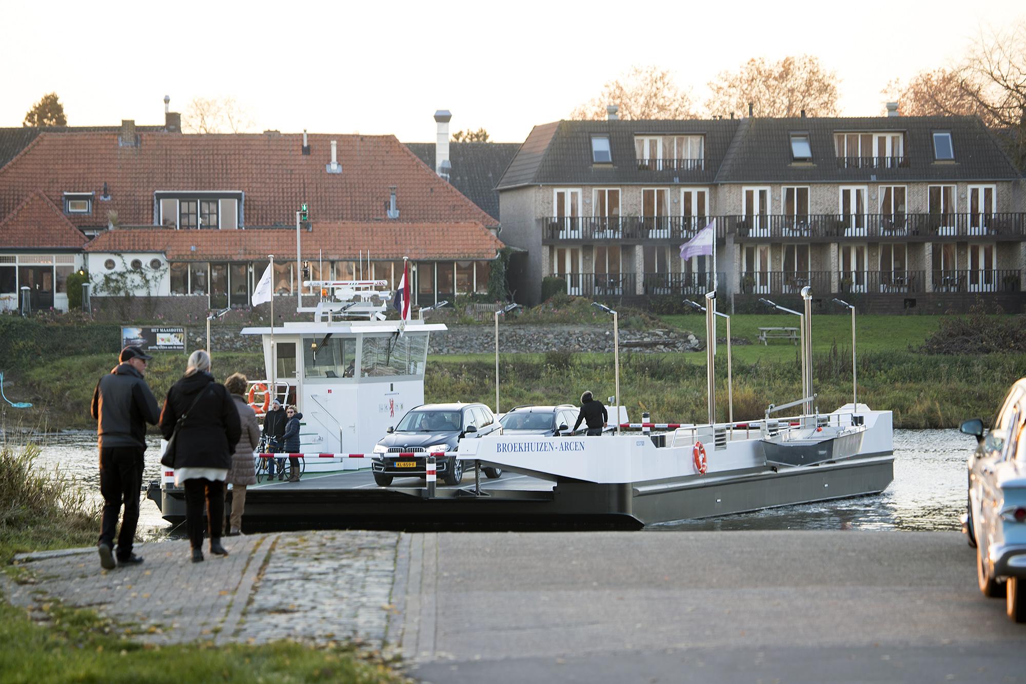 Veerpont Broekhuizen Arcen